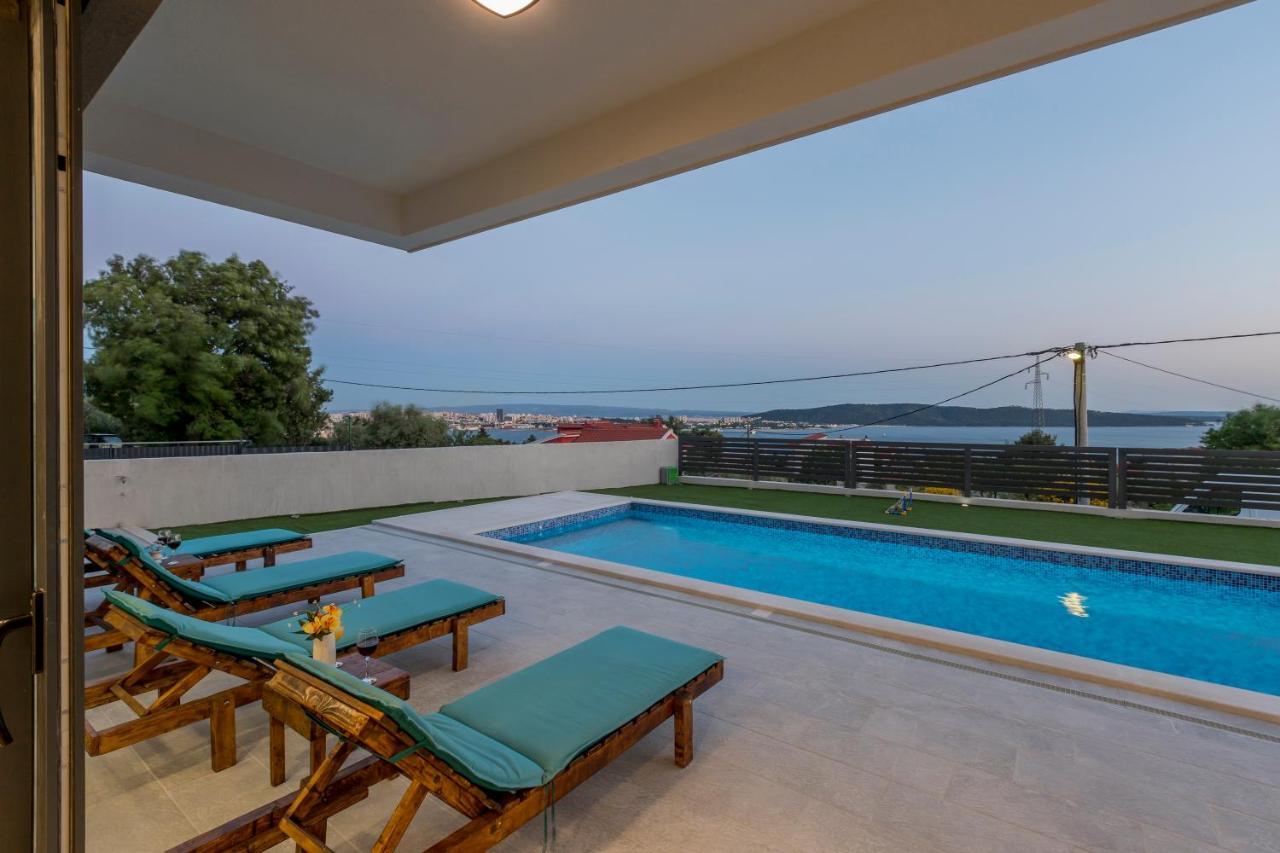 Luxury Villa La Nonna Ana - Heated Pool, Sea View, Near Split Kaštela Buitenkant foto